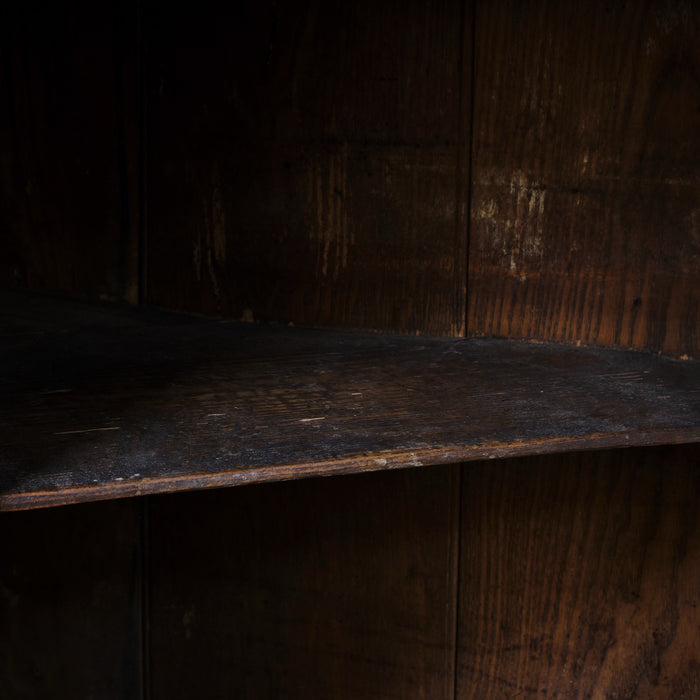 ANTIQUE GEORGIAN CORNER CUPBOARD